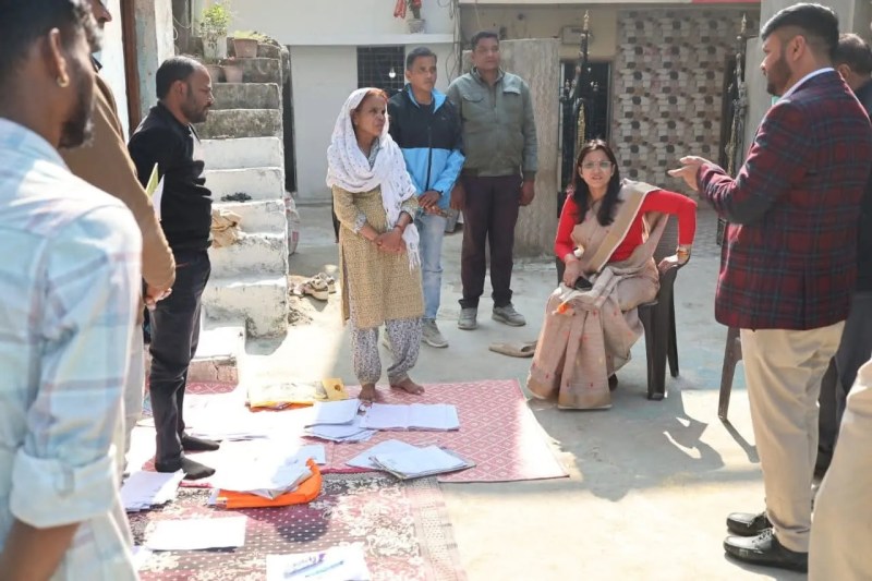 शहर के मतदान केंद्र का निरीक्षण करतीं कलेक्टर।