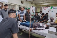 बच्चो को लेने स्कूल जा रहे एक युवक पर हमला,गर्दन पर किया चाकू से वार A young man was attacked while going to school to pick up his children, and was stabbed in the neck.