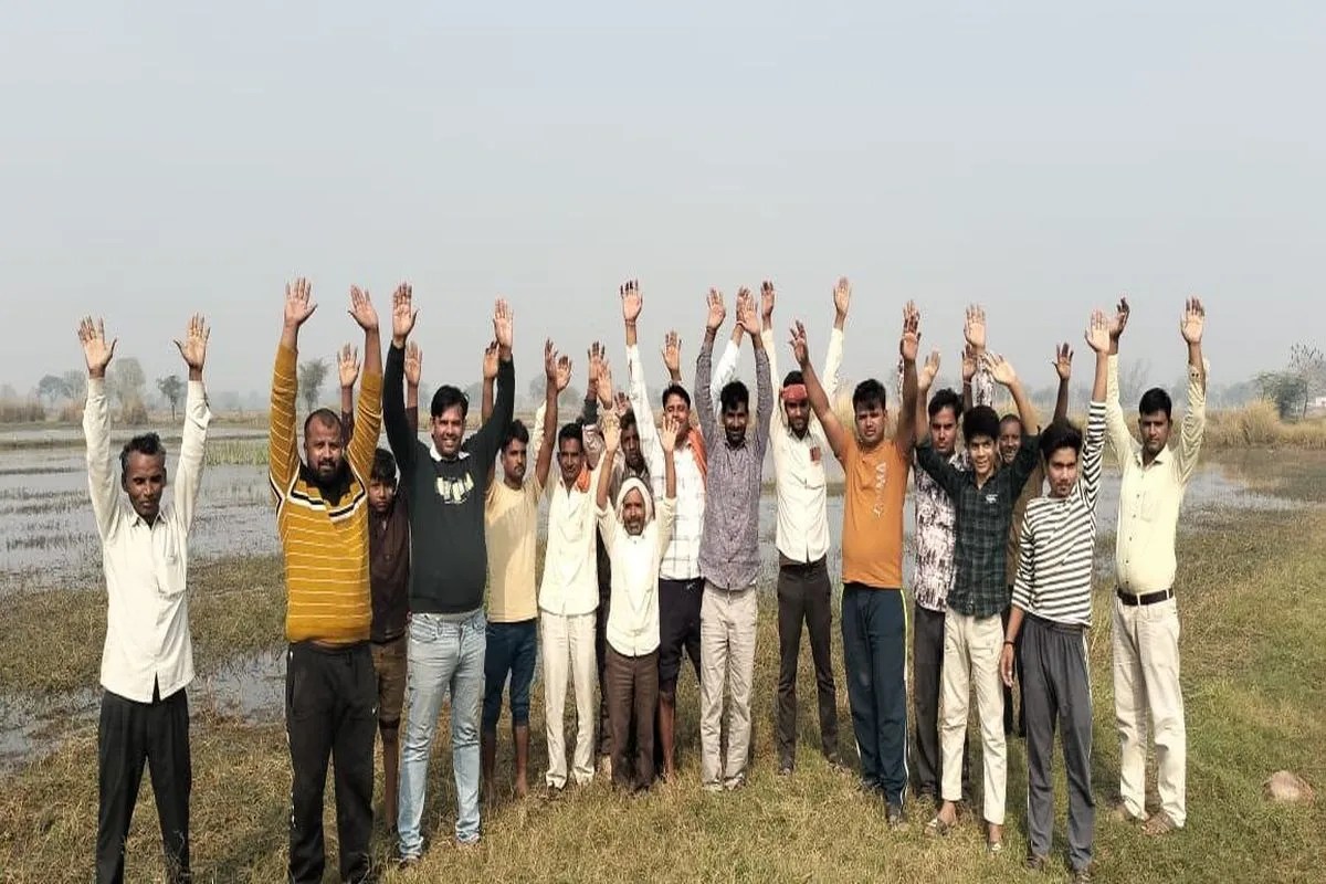 जलभराव के कारण रवी फसल की बुवाई नहीं कर पा रहे किसान, गुस्साए ग्रामीणों ने प्रशासन के खिलाफ किया प्रदर्शन Farmers are unable to sow Rabi crops due to waterlogging; angry villagers protest against the administration
