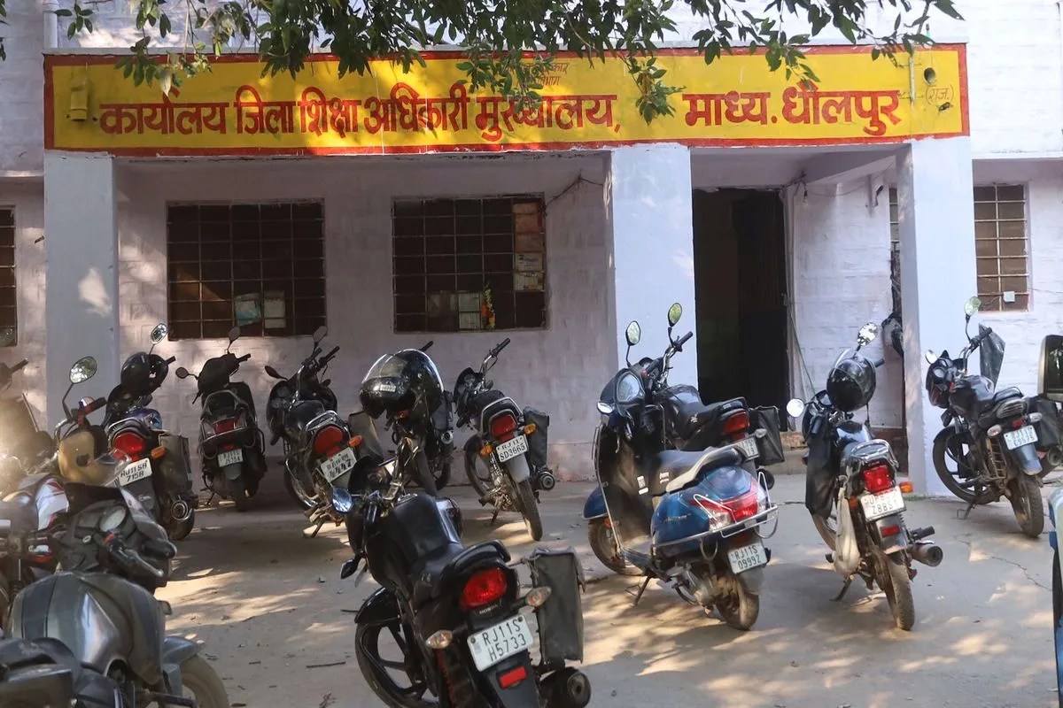 शिक्षा विभाग में तबादला नीति को ठेंगा: दो माह बाद भी कुर्सी छोडऩे को राजी नहीं एक दर्जन प्राचार्य Transfer policy in the education department is flouted: Even after two months, a dozen principals are not ready to leave their posts.