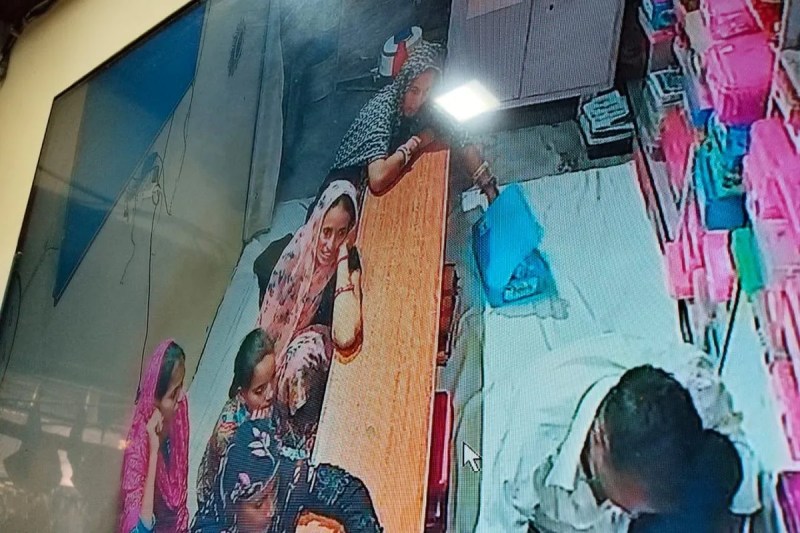 ग्राहक बनकर आई महिला चुरा ले गई ढाई सौ ग्राम की पाजेब A woman posing as a customer stole a 250 gram anklet.