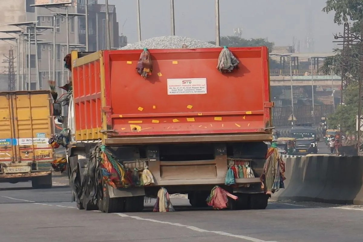 मौतों के बाद सिस्टम शांत... निकल रहे बिना नम्बरी डंपर After the deaths, the system is quiet... Dumpers without numbers are leaving.