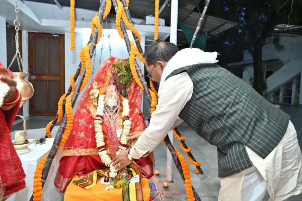 मुख्यमंत्री विष्णु देव साय ने सपरिवार की पूजा-अर्चना

