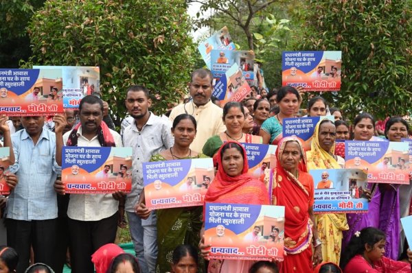 नवा रायपुर में पीएम ने किया रोड शो, राजधानीवासियों ने गर्मजोशी से किया स्वागत, देखें