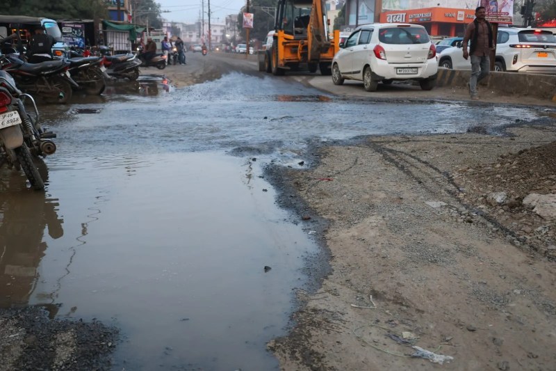 पाइप लाइन फूटने से सडक़ पर बहता पानी। वह स्थान जहां से पानी पाइप लाइन से बाहर निकला और जमा हो गया।