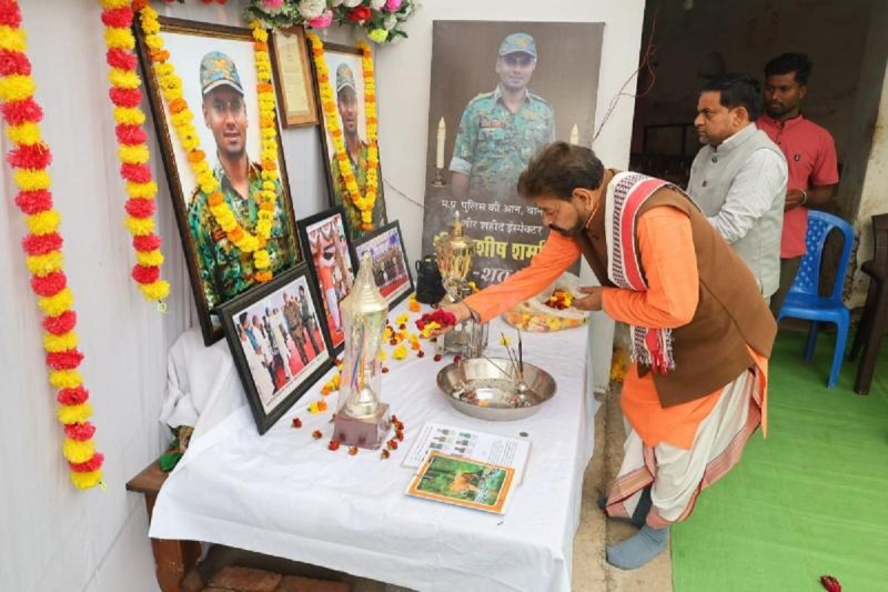 शहीद के चित्र पर पुष्प अर्पित कर श्रद्धाजंलि देते कुसमारिया।