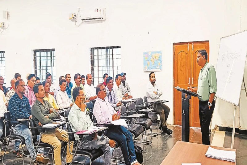 निर्वाचन से जुड़े काम में लापरवाही (photo source- Patrika)