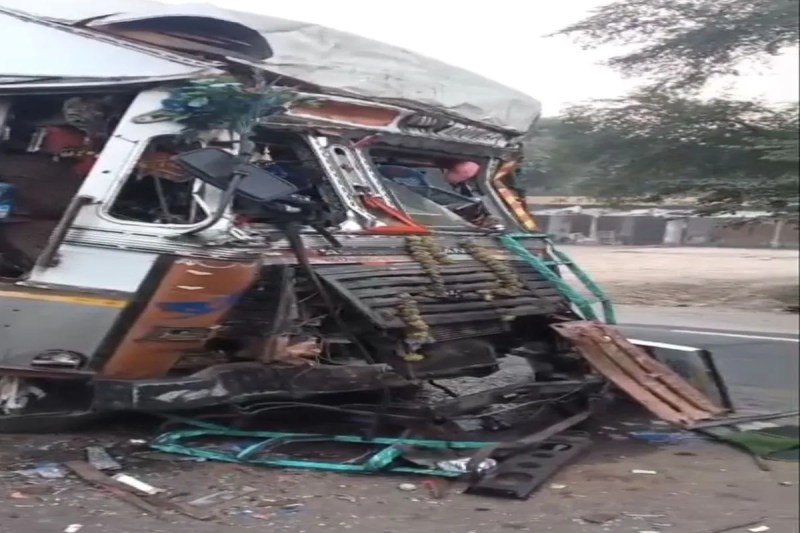 यूपी बॉर्डर पर दो बड़े हादसे: छह ट्रक भिड़े, दो ड्राइवर फंसे Two major accidents on the UP border: Six trucks collided, two drivers stranded