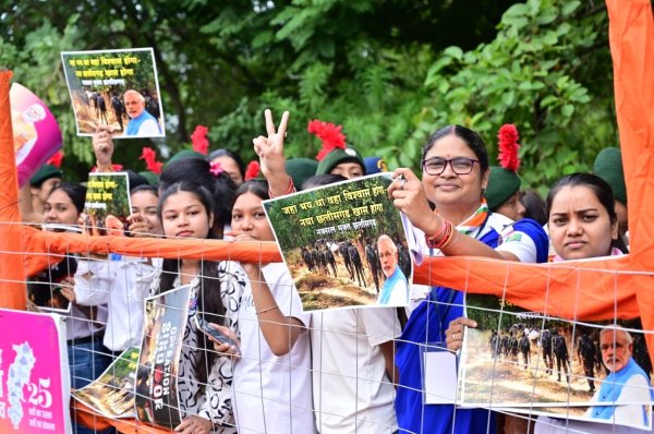 नवा रायपुर में पीएम ने किया रोड शो, राजधानीवासियों ने गर्मजोशी से किया स्वागत, देखें