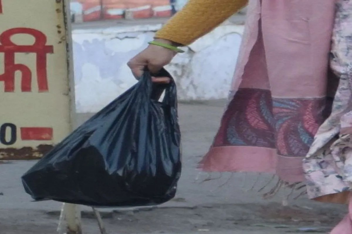प्रतिबंध के बावजूद भी हर किसी के हाथ में पॉलीथिन Despite the ban, everyone has polythene in their hands
