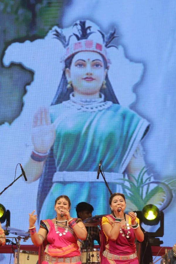 राज्योत्सव के मंच पर छत्तीसगढ़ी रंग और सुरों की गूंज, कैलाश खेर के सुरों तक झूम उठा पंडाल, देखें 

