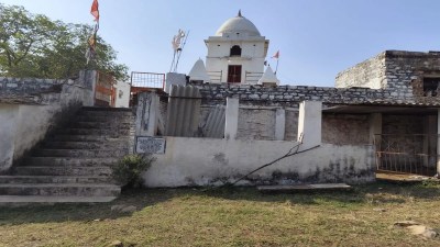 ग्वालियर. गुर्जा गांव को दहलाने वाले 30 हजार के इनामी डकैत योगी गुर्जर की गैंग और पुलिस के बीच मुठभेड़ हो गई। रात 3 बजे विश्वामित्र पहाड़ी के जंगल में हुई मुठभेड़ में, जहां डकैतों ने अंधाधुंध 17 गोलियां चलाईं। वहीं पुलिस ने जवाब में 23 गोलियां चलाईं, लेकिन अंधेरे में निशाना सही नहीं बैठा। इस दौरान पत्थर के टुकड़े लगने से बेहट थाना प्रभारी महावीर सिंह और आरक्षक अरविंद चकवा घायल हो गए।