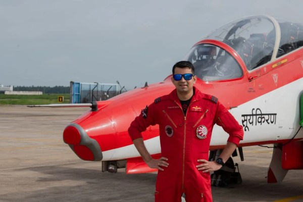 गांव की मिट्टी से निकला हमारा फाइटर पायलट, सूर्यकिरण टीम में किसान के बेटे की उड़ान, देखें Photo