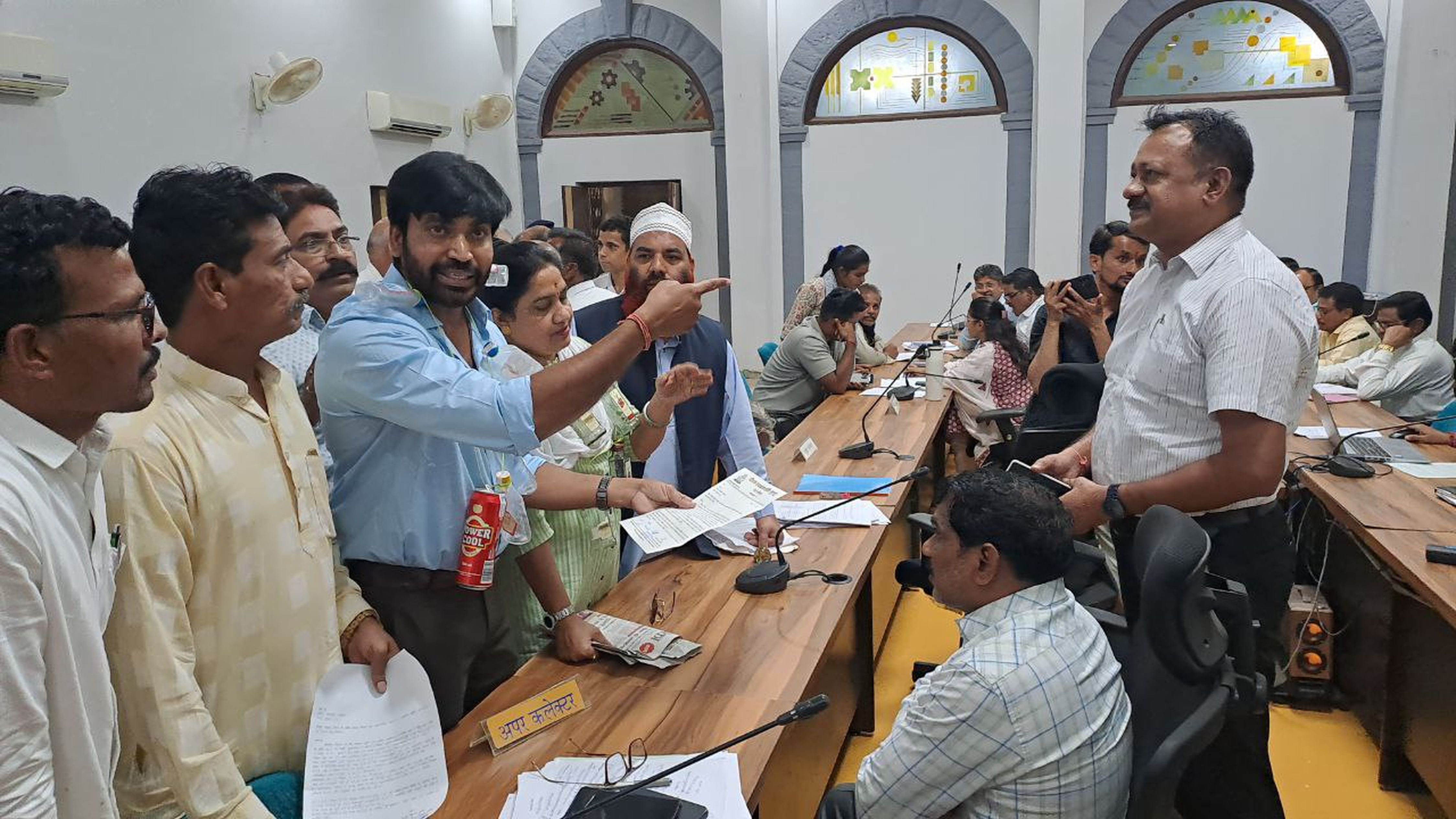 जनसुनवाई : कांग्रेसी नेता गले में शराब की खाली बोतल की माला, हाथों में पत्रिका अखबार लेकर अफसरों से पूछा-कब बंद होगा अहातों का अवैध कारोबार