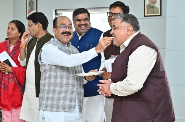बिहार विधानसभा चुनाव NDA की जीत, छत्तीसगढ़ में भी जश्न का माहौल, सीएम ने मिठाई खिलाकर जीत की बधाई दी, देखें 
