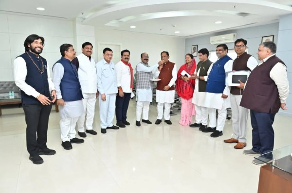 बिहार विधानसभा चुनाव NDA की जीत, छत्तीसगढ़ में भी जश्न का माहौल, सीएम ने मिठाई खिलाकर जीत की बधाई दी, देखें 
