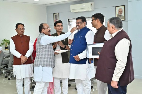 बिहार विधानसभा चुनाव NDA की जीत, छत्तीसगढ़ में भी जश्न का माहौल, सीएम ने मिठाई खिलाकर जीत की बधाई दी, देखें 
