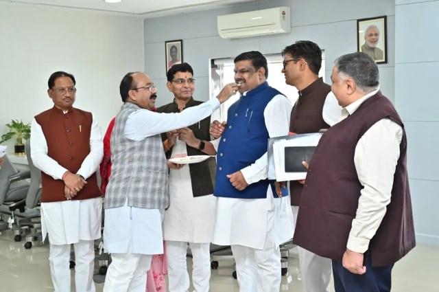 बिहार विधानसभा चुनाव NDA की जीत, छत्तीसगढ़ में भी जश्न का माहौल, सीएम ने मिठाई खिलाकर जीत की बधाई दी, देखें 
