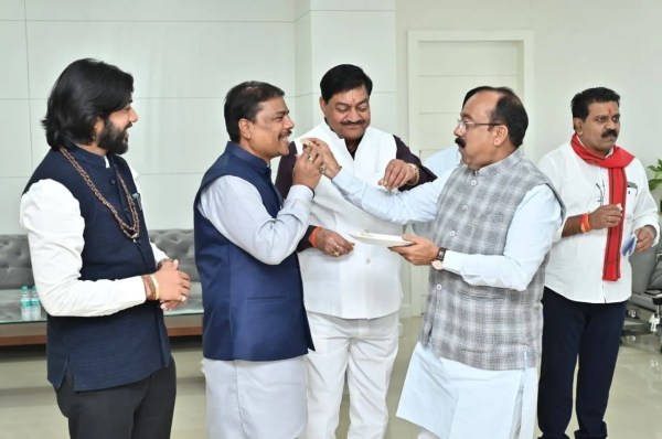 बिहार विधानसभा चुनाव NDA की जीत, छत्तीसगढ़ में भी जश्न का माहौल, सीएम ने मिठाई खिलाकर जीत की बधाई दी, देखें 
