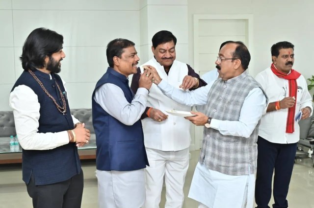 बिहार विधानसभा चुनाव NDA की जीत, छत्तीसगढ़ में भी जश्न का माहौल, सीएम ने मिठाई खिलाकर जीत की बधाई दी, देखें 
