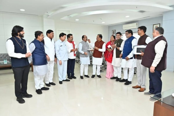 बिहार विधानसभा चुनाव NDA की जीत, छत्तीसगढ़ में भी जश्न का माहौल, सीएम ने मिठाई खिलाकर जीत की बधाई दी, देखें 
