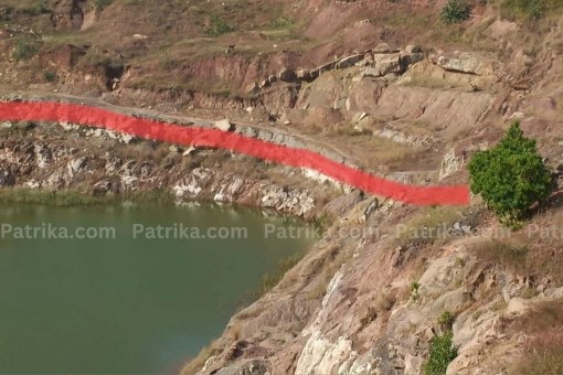 closed open cast mine accident illegal coal mining chhindwara 4 injured mp news