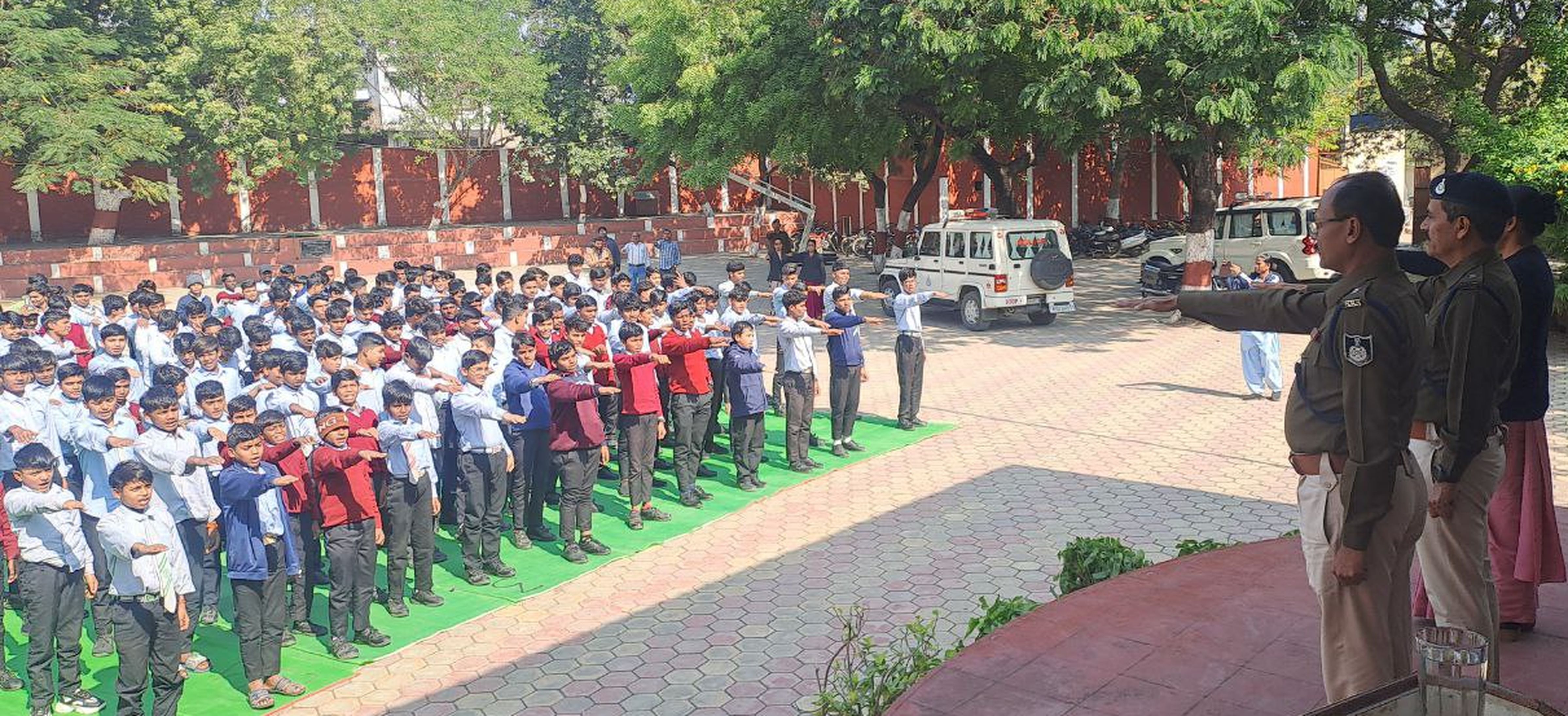 मोबाइल में नंबर सेव नहीं हो उसे नहीं उठाएं, अनजान लिंक भी न खोले