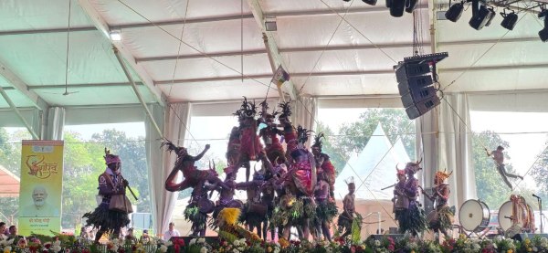  राष्ट्रपति द्रोपती मुर्मू के आगमन पर बस्तर के कलाकारों की प्रस्तुति, देखें तस्वीरें 