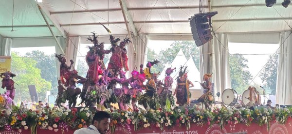  राष्ट्रपति द्रोपती मुर्मू के आगमन पर बस्तर के कलाकारों की प्रस्तुति, देखें तस्वीरें 