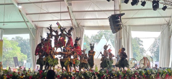  राष्ट्रपति द्रोपती मुर्मू के आगमन पर बस्तर के कलाकारों की प्रस्तुति, देखें तस्वीरें 