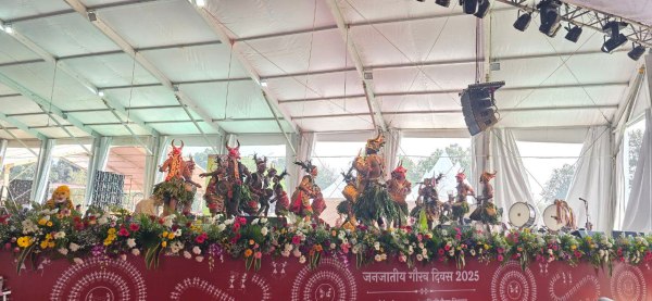  राष्ट्रपति द्रोपती मुर्मू के आगमन पर बस्तर के कलाकारों की प्रस्तुति, देखें तस्वीरें 