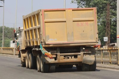 बिना नम्बर के दौड़ रहे ओवरलोडिंग वाहन...,ढोह रहे डस्ट और गिट्टी Overloaded vehicles running without number plates, carrying dust and gravel