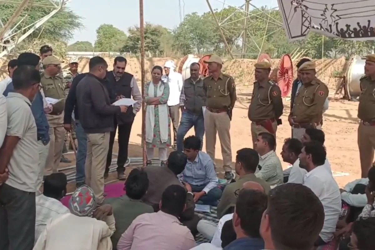 सीकर: मुआवजे की मांग पर किसानों का हंगामा, बिजली टावर पर चढ़कर कहा- पहले राशि दो, फिर उतरेंगे | Patrika News