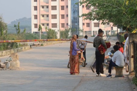 अस्पताल के पथ पर...पार्किंग संचालक का अवैध कर! On the way to the hospital...illegal tax by the parking operator!