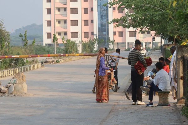 अस्पताल के पथ पर...पार्किंग संचालक का अवैध कर! On the way to the hospital...illegal tax by the parking operator!