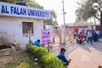 छात्रों के अभिभावकों ने फैकल्टी मेंबर्स से की मुलाकात (Photo-IANS)