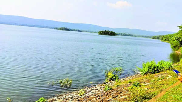 बोईरडीह जलाशय लबालब भरा हुआ है। इसे देखने दूर-दूर से पर्यटक आ रहे हैं। क्षेत्र के लोगों के लिए पिकनिक स्पॉट बना हुआ है।