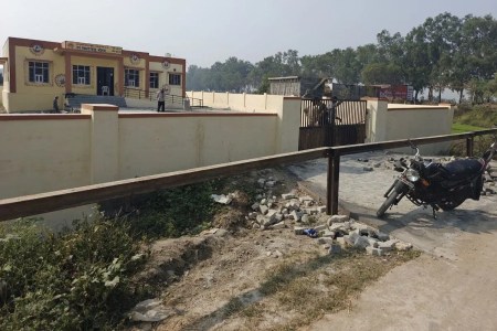 उप स्वास्थ्य केंद्र भवन तैयार, रेलवे प्रशासन ने बंद किया रास्ता