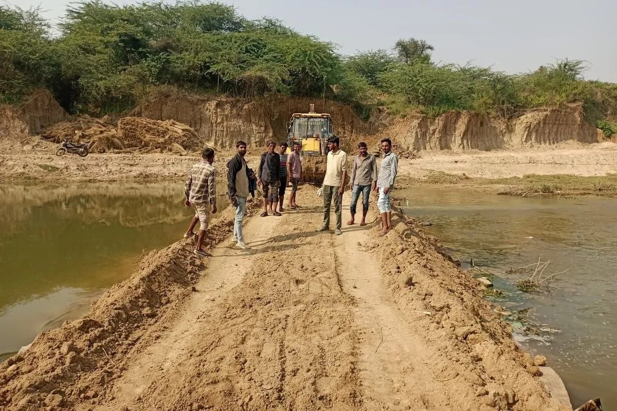 किसानों ने मिट्टी डालकर मांगली नदी पर बनाया वैकल्पिक मार्ग