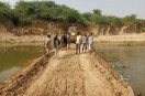 किसानों ने मिट्टी डालकर मांगली नदी पर बनाया वैकल्पिक मार्ग