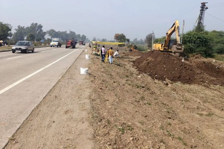 रामगंजबालाजी में ओवरब्रिज निर्माण के लिए संपर्क सड़क बनाने का कार्य शुरू