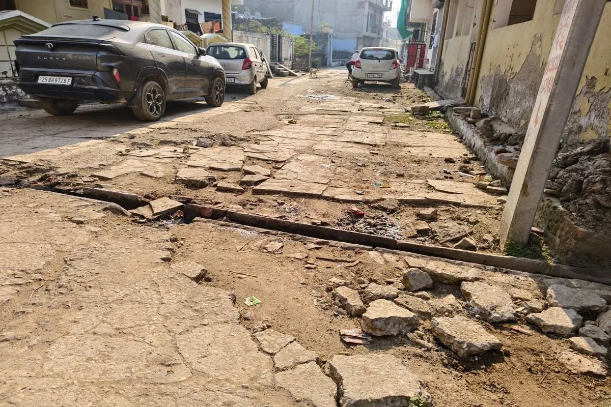 जर्जर हुई सड़कों से आवागमन हुआ मुश्किल