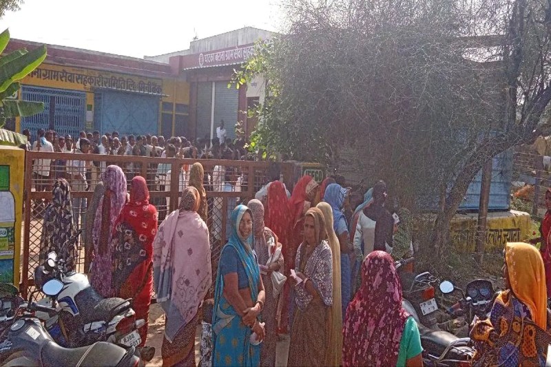 खाद का संकट गहराया, फसल पर खतरा मंडराया