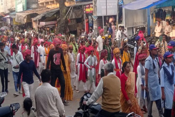 शोभायात्रा निकाली, खेलकूद प्रतियोगिता में दिखा उत्साह