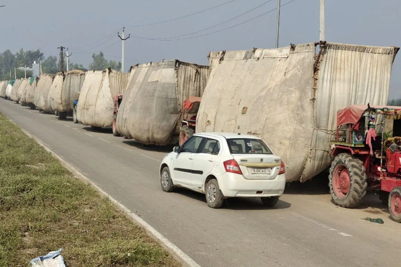 राजमार्ग पर संपर्क सड़क बन गई पार्किंग