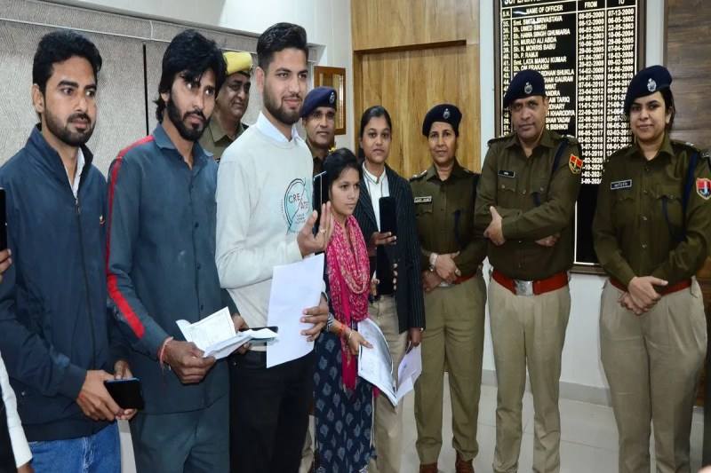 पुलिस ने 70 जनों को गुम हुए मोबाइल लौटाए, चेहरे खिले