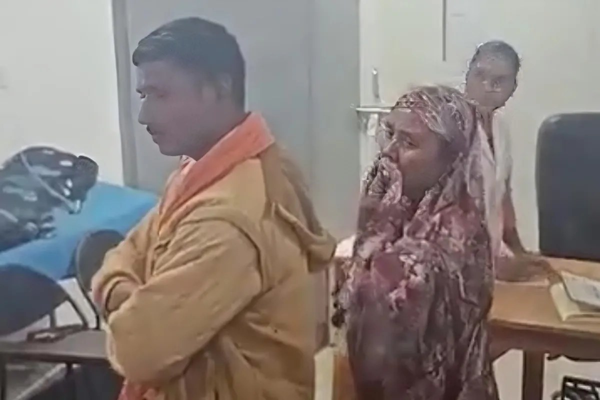 ड्रेसिंग रूम में तड़पते चार वर्षीय हसनैन की हालत नाजुक; परिजनों ने डॉक्टरों पर लापरवाही का आरोप लगाया (फोटो सोर्स : Police Whatsapp News Group )