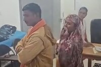 ड्रेसिंग रूम में तड़पते चार वर्षीय हसनैन की हालत नाजुक; परिजनों ने डॉक्टरों पर लापरवाही का आरोप लगाया (फोटो सोर्स : Police Whatsapp News Group )