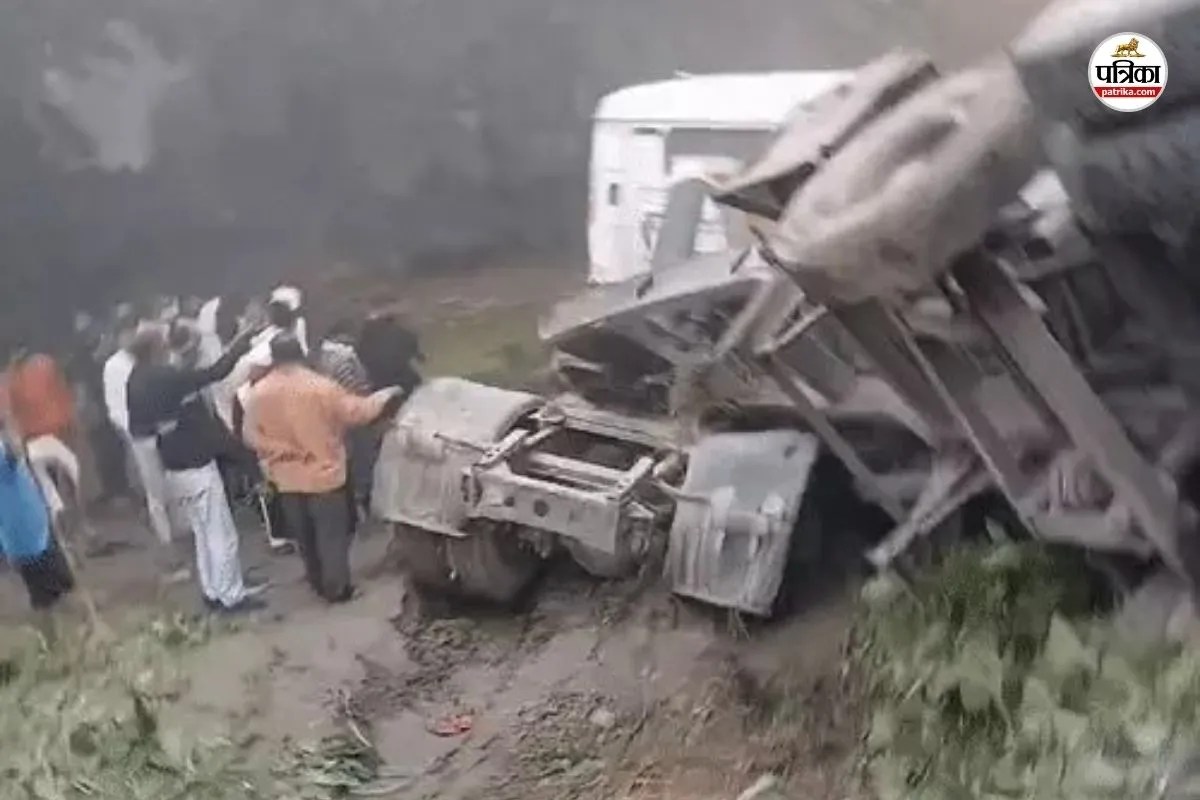 बाइक को रौंदने के बाद गड्ढे में पलटा डंपर।