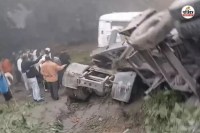 बाइक को रौंदने के बाद गड्ढे में पलटा डंपर।